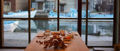 單棟房屋, 非吸煙房 (2 Houses, KAMOME & UMINEKO) | 房內用餐