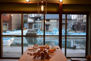 二棟貸切り (カモメとウミネコ) 禁煙 | 客室内のダイニングエリア