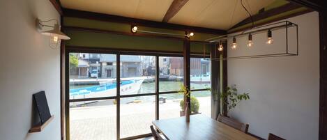 Ruokailu omassa huoneessa