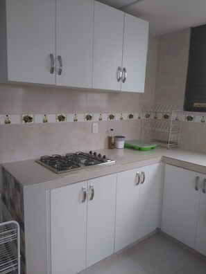 高腳椅、廚房用具/餐具/器皿、餐桌