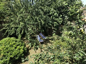 A garden area with a bench and dense foliage. - Le relais de la Sicarde (Saint-Denis-d´Oléron)