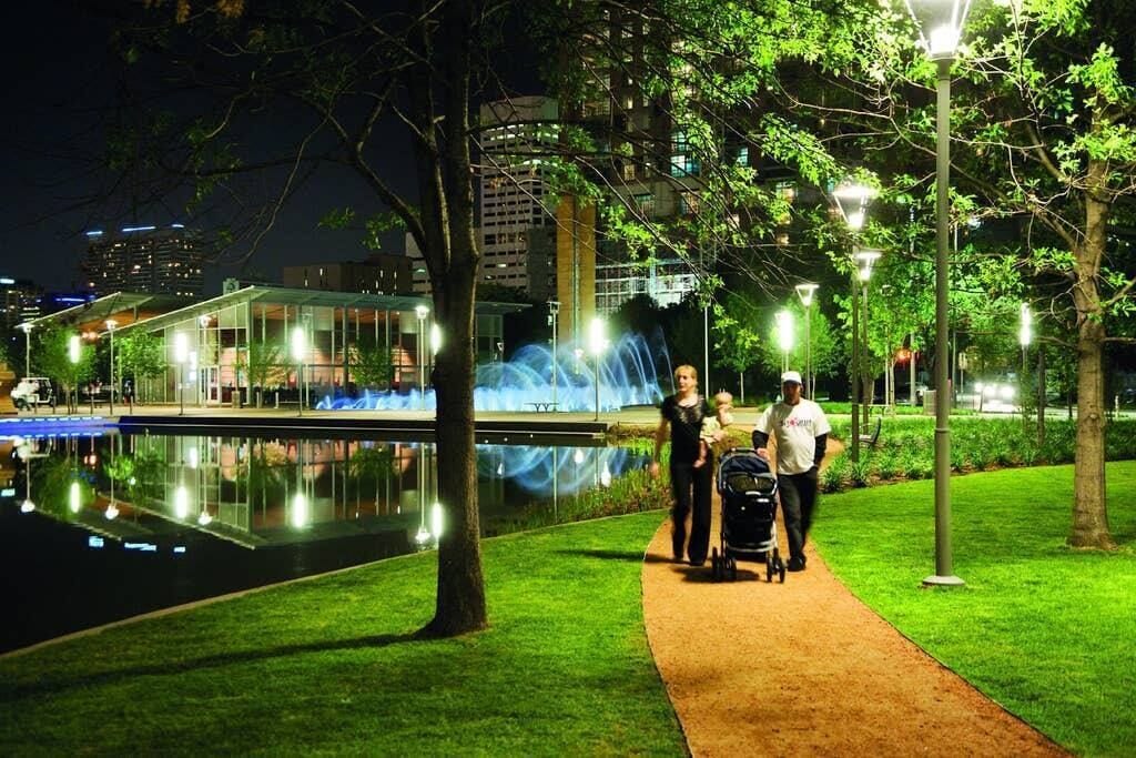 ★ Glass Walls| Heart of Houston | Free Breakfast| Walk-able ★