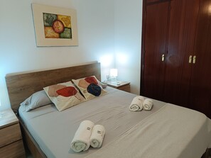 2 slaapkamers, een strijkplank/strijkijzer, reisbedje, gratis wifi