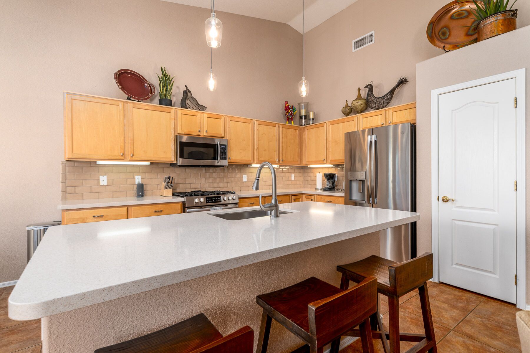 Køleskab, mikrobølgeovn, ovn, kogeplade