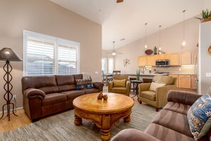 Smart TV, books, computer monitors - Quail Crossing is the newest addition to Club Wolff West Vacation Homes. (Tucson)