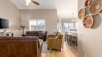 Smart TV, libros y monitor de computadora