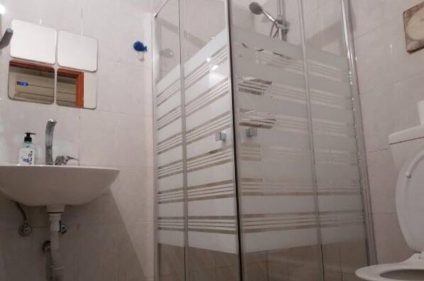 Departamento, 2 habitaciones | Baño | Regadera, amenidades de baño gratuitas, toallas 