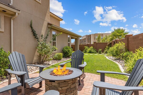 Backyard Firepit and Grass Area - House it Going 2 master suites! Community POOL and HOT TUB! (Washington)