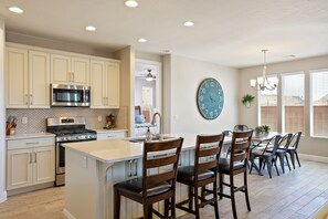 Fridge, microwave, oven, stovetop - House it Going 2 master suites! Community POOL and HOT TUB! (Washington)