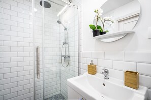 Shower, rainfall showerhead, free toiletries, hair dryer - BQA- Quality Apartments. Best Location. (Budapest)