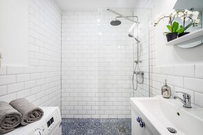 Shower, rainfall showerhead, free toiletries, hair dryer - BQA- Quality Apartments. Best Location. (Budapest)