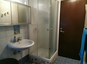 Bathroom - Free parking  Free WiFi  Pet friendly  Family rooms  Airport shuttle (Pula)