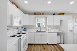 Microwave, oven, dishwasher, coffee/tea maker