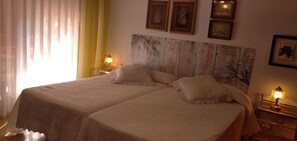6 Schlafzimmer, Zimmersafe, Schreibtisch, Bügeleisen/Bügelbrett