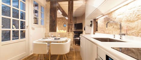 Réfrigérateur, micro-ondes, lave-vaisselle, cafetière/bouilloire