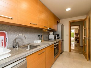 Microonde, forno, lavastoviglie, seggiolone