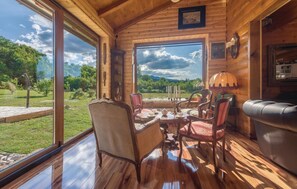 TV connectée, cheminée, table de tennis de table