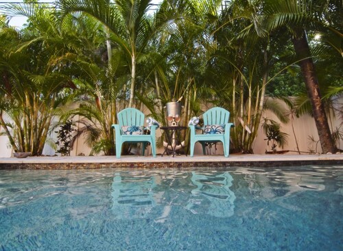 Näkymät lahdelle ja lyhyen kävelymatkan päässä valkoisista hiekkarannoista!