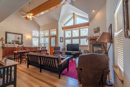 TV, fireplace, DVD player, books. Hideaway Down Canyon #104