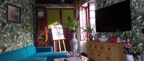 Una televisión, libros