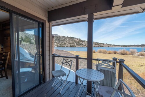 MAGNÍFICA VISTA PANORÁMICA DE JUNIO LAGO A TRAVÉS DE LA GRAN VENTANA DE IMÁGENES PARA SU DISFRUTE