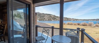 あなたの楽しみのために大きな写真ウィンドウを通して6月の湖の重要なパノラマビュー