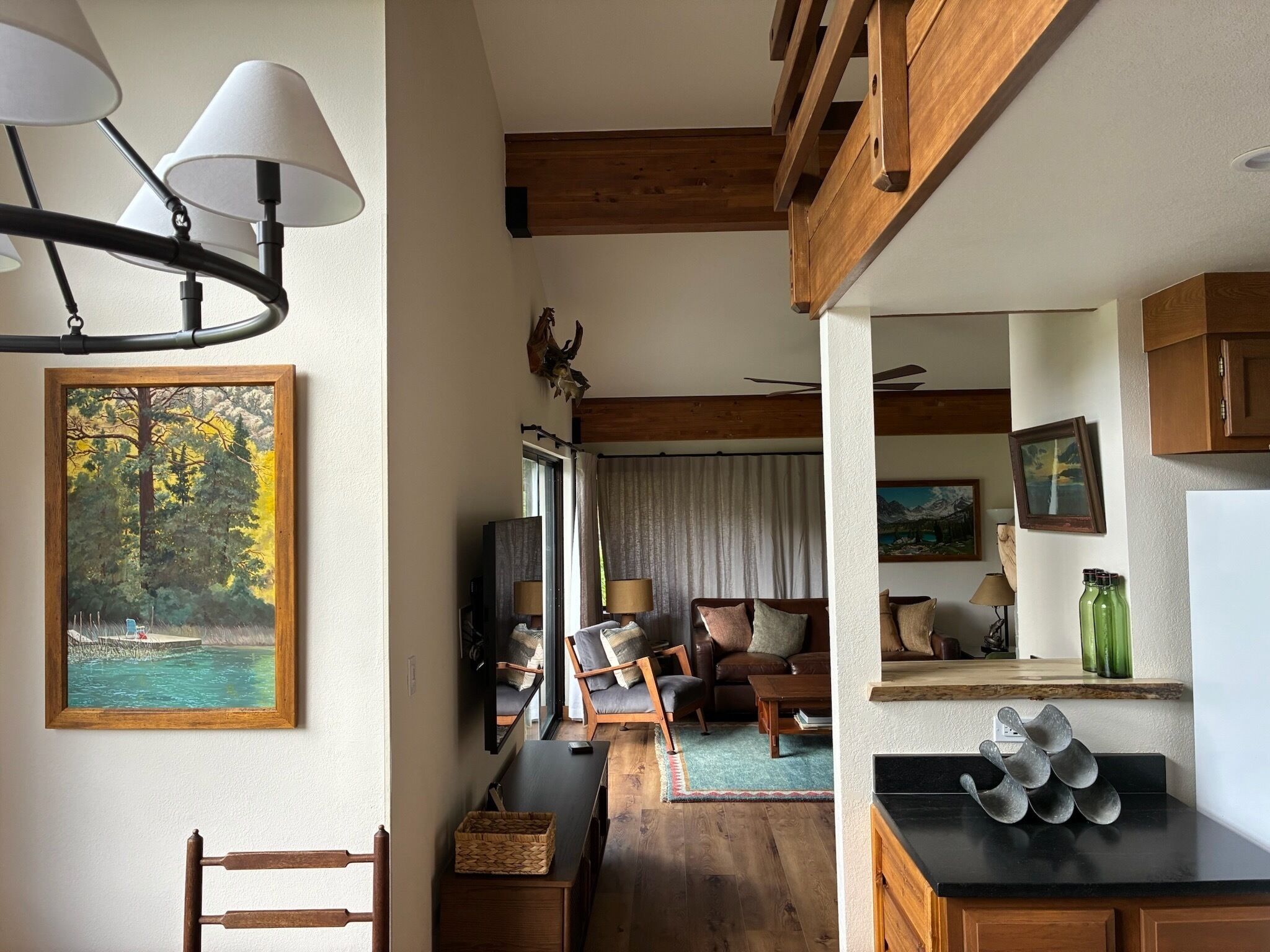 Televisión de pantalla plana y chimenea 