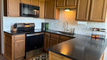 Mikrowelle, Ofen, GeschirrspĂŒler, Wasserkocher mit Kaffee-/Teezubehör