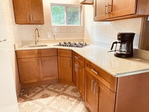 Frigorifero, microonde, piano cottura, macchina per tè/caffè