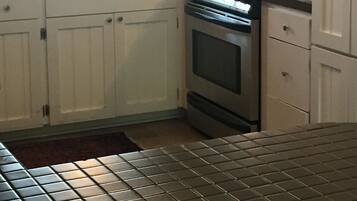 Microwave, oven, dishwasher, coffee/tea maker