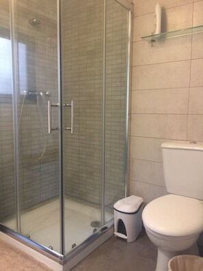 Ducha, secador de pelo, toallas y jabón