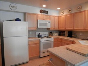 Kylskåp, mikrovågsugn, ugn och spishäll