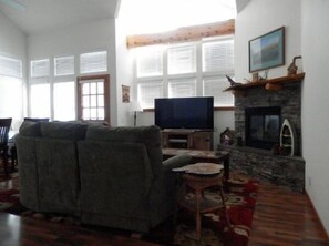 Tv, eldstad och dvd-spelare