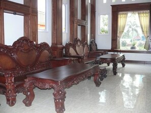 Lobby sitting area - Vanne Hotel (Battambang)