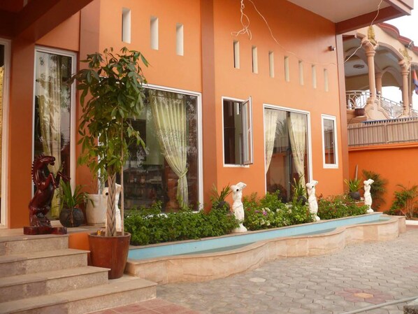 Exterior detail - Vanne Hotel (Battambang)