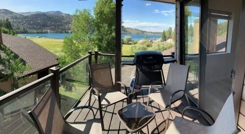 2 bd 2bth Lakeside Condo. Schöne Aussicht auf den June See