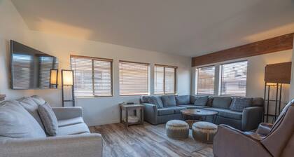 Edgewater #4 NEWLY RENOVATED! “GARAGE PARKING“ EN-SUITE KING SIZE BED