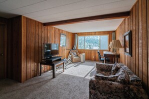 Fernseher, Kamin, DVD-Player, Bücher