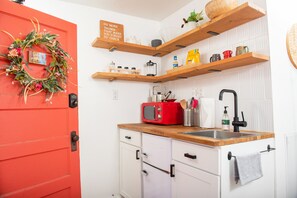 Refrigerador, microondas, parrilla de estufa y cafetera y tetera 