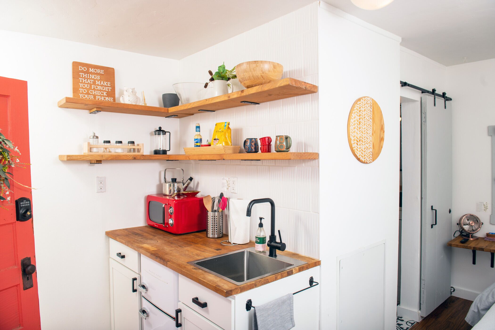Réfrigérateur, micro-ondes, plaque de cuisson, cafetière/bouilloire