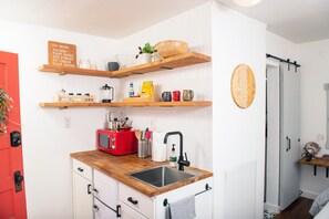 Kühlschrank, Mikrowelle, Herdplatte, Wasserkocher mit Kaffee-/Teezubehör