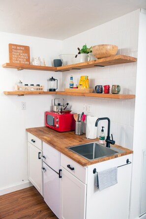 Kühlschrank, Mikrowelle, Herdplatte, Wasserkocher mit Kaffee-/Teezubehör