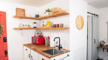 Coffee/tea maker, fridge, microwave, stovetop