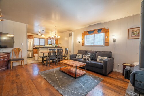 Kaunis rauhallinen sijainti. Istu kannella metsässä ja kuuntele Reverse creek flow.