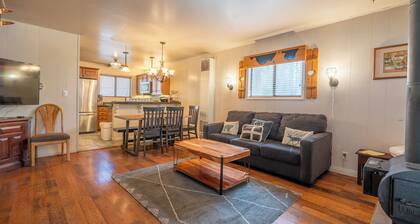 Kaunis rauhallinen sijainti. Istu kannella metsässä ja kuuntele Reverse creek flow.