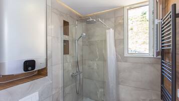 Een douche, een haardroger, handdoeken, zeep
