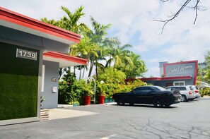 Property grounds - Design Studio/Sleeps 6/East Hollywood/BBQ/2 miles to beach/Free Parking/7 (Hollywood)