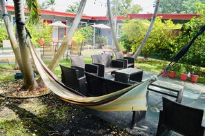 Outdoor dining - Design Studio/Sleeps 6/East Hollywood/BBQ/2 miles to beach/Free Parking/7 (Hollywood)