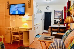 Interior - Design Studio/Sleeps 6/East Hollywood/BBQ/2 miles to beach/Free Parking/7 (Hollywood)