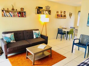 Living area - Nice studio/East Hollywood/ Sleeps 4/BBQ/2 miles to beach/free parking/6 (Hollywood)